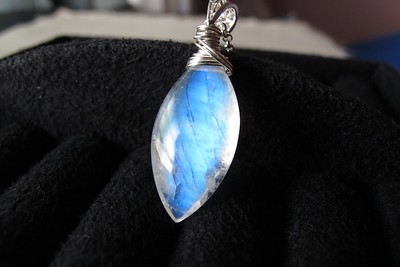 Moonstone - A Beginners Guide To Using Crystals To Beat Stress